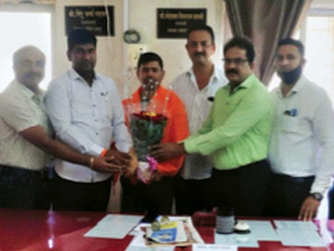 The teacher from Dahanu built Lingana fort Sir | डहाणूतील शिक्षकाने केला लिंगाणा किल्ला सर; पहिल्याच प्रयत्नात यश The teacher from Dahanu built Lingana fort Sir | डहाणूतील शिक्षकाने केला लिंगाणा किल्ला सर; पहिल्याच प्रयत्नात यश