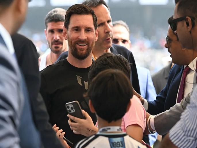 Lionel Messi will meet NCP leader, he is not Sharad Pawar; Companies paid 1 crore for a 'handshake'... | मेस्सी राष्ट्रवादीच्या नेत्याला भेटायला जाणार, ते शरद पवार नाहीत; दिल्लीत कंपन्यांनी एका 'हँडशेक'साठी मोजले १ कोटी... Lionel Messi will meet NCP leader, he is not Sharad Pawar; Companies paid 1 crore for a 'handshake'... | मेस्सी राष्ट्रवादीच्या नेत्याला भेटायला जाणार, ते शरद पवार नाहीत; दिल्लीत कंपन्यांनी एका 'हँडशेक'साठी मोजले १ कोटी...