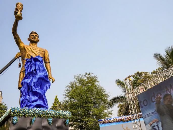 Lionel Messi Unveils 70-Foot Statue in Kolkata Virtually; Shah Rukh Khan, Mamata Banerjee Attend Salt Lake Event | Lionel Messi: फुटबॉलचा 'GOAT' मेस्सीच्या ७० फूट उंच पुतळ्याचे व्हर्च्युअल अनावरण Lionel Messi Unveils 70-Foot Statue in Kolkata Virtually; Shah Rukh Khan, Mamata Banerjee Attend Salt Lake Event | Lionel Messi: फुटबॉलचा 'GOAT' मेस्सीच्या ७० फूट उंच पुतळ्याचे व्हर्च्युअल अनावरण