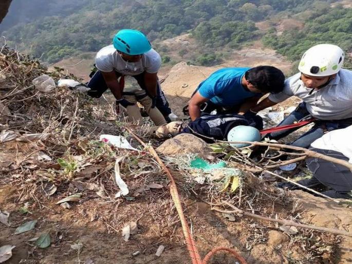 The achievement of Sivadurga to save the traveler who fell in the valley of Lions Point | लायन्स पॉईंटच्या दरीत पडलेल्या पर्यटकाला वाचविण्यात शिवदुर्गला यश The achievement of Sivadurga to save the traveler who fell in the valley of Lions Point | लायन्स पॉईंटच्या दरीत पडलेल्या पर्यटकाला वाचविण्यात शिवदुर्गला यश
