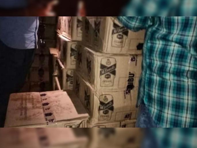 20 lakh goa made fake liquor seized Kolhapur squads big action | होडावडेत २० लाखांचा दारुसाठा जप्त, कोल्हापूर भरारी पथकाची मोठी कारवाई 20 lakh goa made fake liquor seized Kolhapur squads big action | होडावडेत २० लाखांचा दारुसाठा जप्त, कोल्हापूर भरारी पथकाची मोठी कारवाई