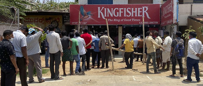 Lockdown News: Tax on alcohol in Andhra after Delhi; Taliram's crowd outside the shop | Lockdown News: दिल्लीपाठोपाठ आंध्रातही मद्यावर कर; दुकानाबाहेर तळीरामांची झुंबड Lockdown News: Tax on alcohol in Andhra after Delhi; Taliram's crowd outside the shop | Lockdown News: दिल्लीपाठोपाठ आंध्रातही मद्यावर कर; दुकानाबाहेर तळीरामांची झुंबड