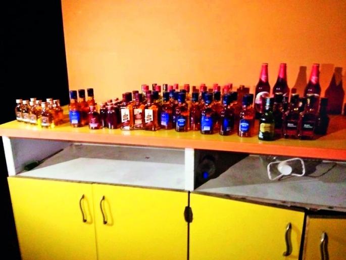 Alcohol is being sold in pan tapari at Nagpur | नागपुरात पानठेल्यावर विकली जात आहे दारू Alcohol is being sold in pan tapari at Nagpur | नागपुरात पानठेल्यावर विकली जात आहे दारू