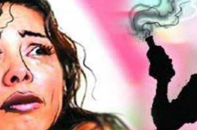 The female clerk in the ST was beaten and the substance was thrown on her body | एसटीतील महिला लिपिकास मारहाण, अंगावर द्रव्य टाकले The female clerk in the ST was beaten and the substance was thrown on her body | एसटीतील महिला लिपिकास मारहाण, अंगावर द्रव्य टाकले