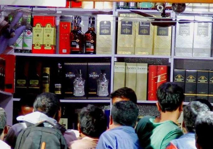 Liquor sale till 5 am today and tomorrow new year and christmas 31st december maharashtra | आज आणि उद्या पहाटे ५ पर्यंत मद्य विक्रीची परवानगी Liquor sale till 5 am today and tomorrow new year and christmas 31st december maharashtra | आज आणि उद्या पहाटे ५ पर्यंत मद्य विक्रीची परवानगी