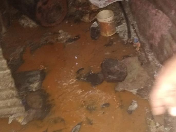 The four thousand liters liquor sieze in Buldhada | बुलडाण्यात नालीतून वाहला चार हजार लिटर हातभट्टी दारूचा सडवा