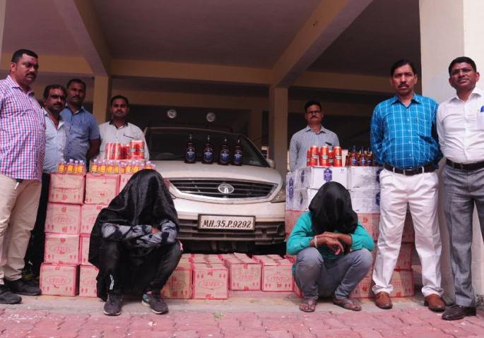 Liquor smuggler arrested in Nagpur with four-wheeler | नागपुरात मद्यवाहतूक करणाऱ्यांना चारचाकीसह अटक Liquor smuggler arrested in Nagpur with four-wheeler | नागपुरात मद्यवाहतूक करणाऱ्यांना चारचाकीसह अटक