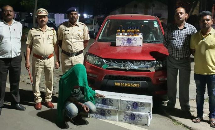 Illegal trafficking in alcohol from a zoom car | झूम कार मधून अवैध मद्याची बेकायदेशीर वाहतूक Illegal trafficking in alcohol from a zoom car | झूम कार मधून अवैध मद्याची बेकायदेशीर वाहतूक