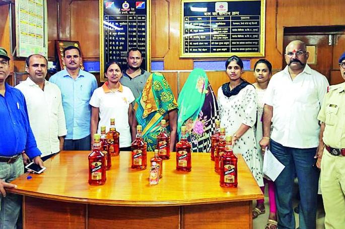 Women arrested while smuggling of liquor at Nagpur railway station | दारूची तस्करी करणाऱ्या महिलांना नागपूर रेल्वेस्थानकावर अटक