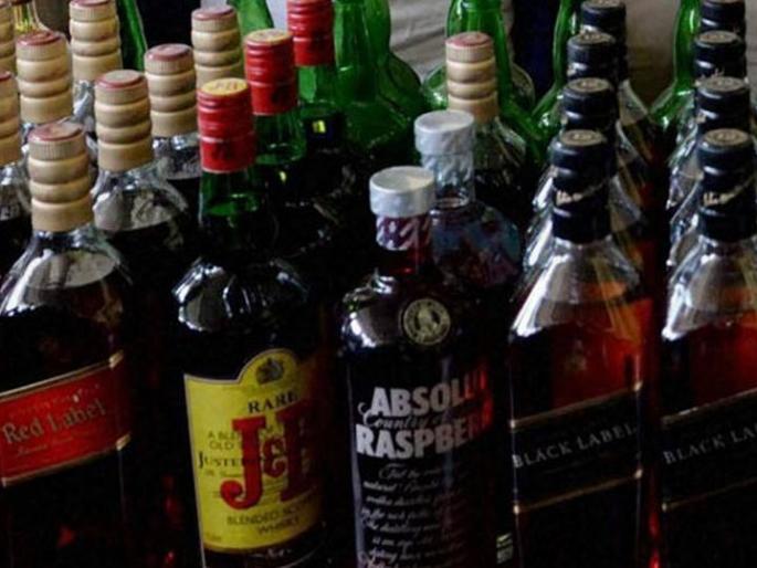 Liquor worth lakhs of ruppes stolen from washim | दुकान फोडून लाखो रुपयांची विदेशी दारू लंपास