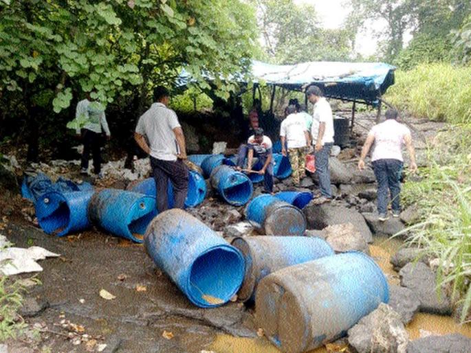 Striking action of crime branch at Mumbra and Shilli liquor production center | मुंब्रा आणि शीळ येथील गावठी दारुच्या अड्डयांवर गुन्हे शाखेची धडक कारवाई Striking action of crime branch at Mumbra and Shilli liquor production center | मुंब्रा आणि शीळ येथील गावठी दारुच्या अड्डयांवर गुन्हे शाखेची धडक कारवाई