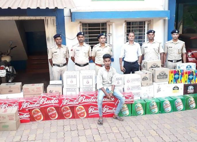 In the backdrop of elections, illegal action against illegal liquor collection in Goa | निवडणुकीच्या पार्श्वभूमीवर गोव्यात बेकायदेशीर दारुच्या साठ्यावर धडक कारवाई In the backdrop of elections, illegal action against illegal liquor collection in Goa | निवडणुकीच्या पार्श्वभूमीवर गोव्यात बेकायदेशीर दारुच्या साठ्यावर धडक कारवाई