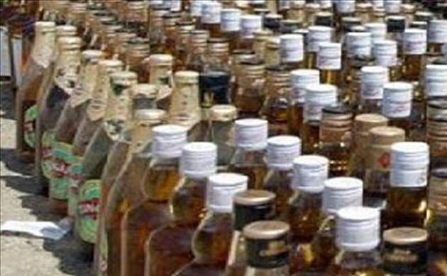 Liquar seized from Akola being taken to Wardha | अकोल्यातून वर्धा येथे नेण्यात येत असलेला दारूसाठा जप्त