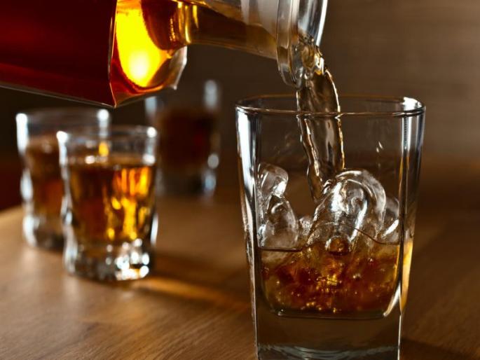 coronavirus: Now liquor shops will be opened in Maharashtra, but social distancing has to be compulsory BKP | राज्यातील दारुची दुकानं उघडू शकतात, फक्त एका अटीवर; राजेश टोपेंचे संकेत