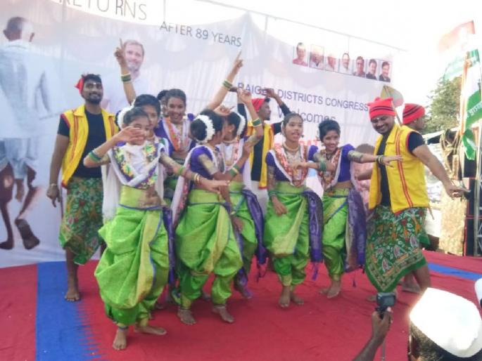 Little girls from Raigad caught Rahul Gandhi's attention by performing Koli dance | रायगड मधील चिमुकल्या मुलींनी सादर केले कोळी नृत्य, राहुल गांधी यांचे वेधले लक्ष Little girls from Raigad caught Rahul Gandhi's attention by performing Koli dance | रायगड मधील चिमुकल्या मुलींनी सादर केले कोळी नृत्य, राहुल गांधी यांचे वेधले लक्ष