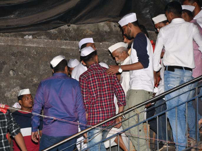 Bhim Army in Sambhaji Bhide's program | संभाजी भिडे यांच्या कार्यक्रमात भीम आर्मीची घोषणाबाजी Bhim Army in Sambhaji Bhide's program | संभाजी भिडे यांच्या कार्यक्रमात भीम आर्मीची घोषणाबाजी