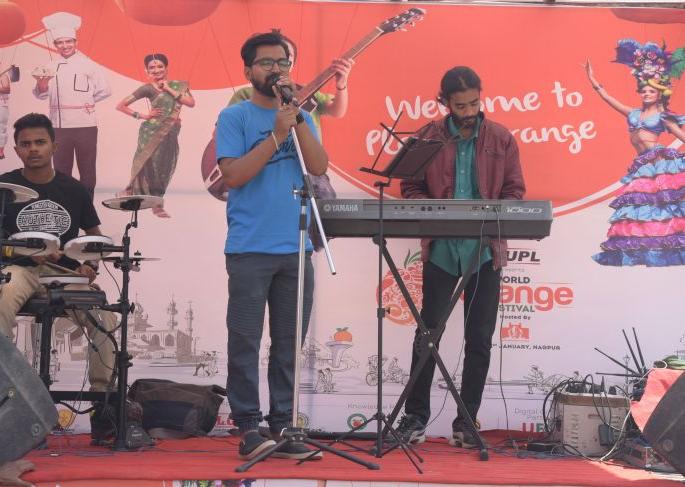 World Orange Festival: Due to 'live concert' youth frenzied | वर्ल्ड ऑरेंज फेस्टिव्हल :‘लाईव्ह कॉन्सर्ट’ने तरुणाई बेभान World Orange Festival: Due to 'live concert' youth frenzied | वर्ल्ड ऑरेंज फेस्टिव्हल :‘लाईव्ह कॉन्सर्ट’ने तरुणाई बेभान