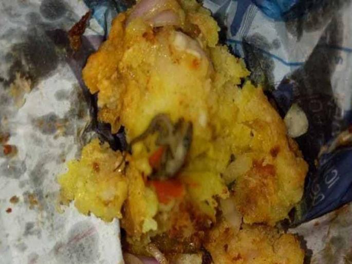 The police arrested three staff members in case which found lizard in the famous Baban Vada Pav | प्रसिद्ध बबन वडा पावमध्ये सापडली पाल, पोलीसांनी तीन कर्मचाऱ्यांना घेतले ताब्यात The police arrested three staff members in case which found lizard in the famous Baban Vada Pav | प्रसिद्ध बबन वडा पावमध्ये सापडली पाल, पोलीसांनी तीन कर्मचाऱ्यांना घेतले ताब्यात