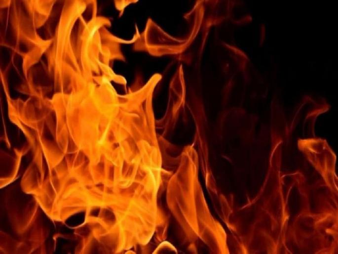 The driver also burns in the bike fire, admitted to the ICU with 55 percent burns | दुचाकीच्या आगीत चालकही होरपळला, ५५ टक्के जळाल्याने आयसीयूत भरती The driver also burns in the bike fire, admitted to the ICU with 55 percent burns | दुचाकीच्या आगीत चालकही होरपळला, ५५ टक्के जळाल्याने आयसीयूत भरती