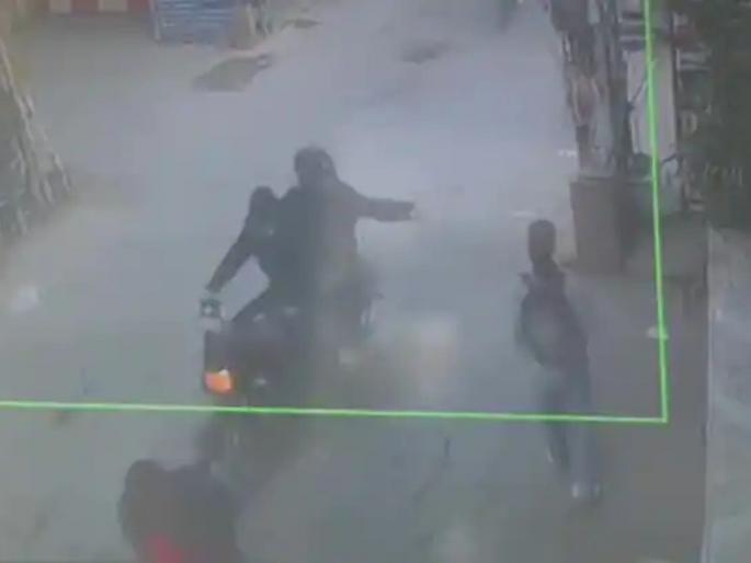 Acid attack on 17-year-old girl while going to school; Serious injuries to face, eyes | शाळेत जाताना १७ वर्षीय मुलीवर ॲसिड हल्ला; चेहरा, डोळ्याला गंभीर जखमा Acid attack on 17-year-old girl while going to school; Serious injuries to face, eyes | शाळेत जाताना १७ वर्षीय मुलीवर ॲसिड हल्ला; चेहरा, डोळ्याला गंभीर जखमा