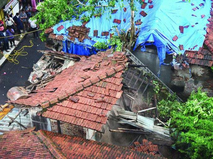 Question about the dangerous buildings in Panvel on the anvil | पनवेलमधील धोकादायक इमारतींचा प्रश्न ऐरणीवर Question about the dangerous buildings in Panvel on the anvil | पनवेलमधील धोकादायक इमारतींचा प्रश्न ऐरणीवर