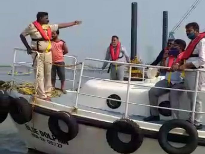 Municipal attempt to forcefully start work on Coastal Road using police force; fishermen knocked it down | पोलिस बळ वापरून कोस्टल रोडचे काम जबरदस्तीने सुरू करण्याचा पालिकेचा प्रयत्न; मच्छिमारांनी हाणून पाडला Municipal attempt to forcefully start work on Coastal Road using police force; fishermen knocked it down | पोलिस बळ वापरून कोस्टल रोडचे काम जबरदस्तीने सुरू करण्याचा पालिकेचा प्रयत्न; मच्छिमारांनी हाणून पाडला