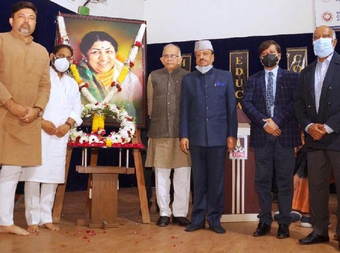 guardian minister nitin raut pays tribute to lata mangeshkar | 'आपल्या स्वरातून त्यांनी देशभक्ती जागविली', पालकमंत्र्यांनी लता दीदींना वाहिली श्रद्धांजली guardian minister nitin raut pays tribute to lata mangeshkar | 'आपल्या स्वरातून त्यांनी देशभक्ती जागविली', पालकमंत्र्यांनी लता दीदींना वाहिली श्रद्धांजली