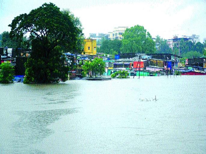 Streamlined by illegal construction | बेकायदा बांधकामांनी अडविला प्रवाह Streamlined by illegal construction | बेकायदा बांधकामांनी अडविला प्रवाह