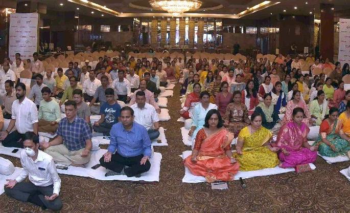 Spiritual surrender of seekers in the meditation of Shiv Kripanand Swami | शिवकृपानंद स्वामींच्या ध्यानसाधनेत साधकांचे आत्मिक समर्पण