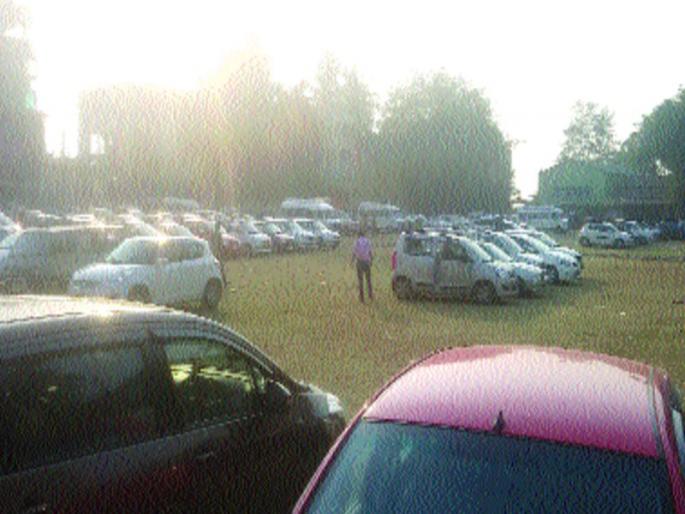 A crowd of tourist places: 1 lakh vehicles in the district | पर्यटनस्थळांवर गर्दी : जिल्ह्यात दीड लाख वाहने दाखल A crowd of tourist places: 1 lakh vehicles in the district | पर्यटनस्थळांवर गर्दी : जिल्ह्यात दीड लाख वाहने दाखल