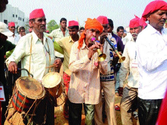 Farmer Long March: Stucked feet, the determination of conflict in the folded knees | किसान लाँग मार्च : पोळलेले पाय, वळलेल्या मुठींत संघर्षाचा निर्धार  Farmer Long March: Stucked feet, the determination of conflict in the folded knees | किसान लाँग मार्च : पोळलेले पाय, वळलेल्या मुठींत संघर्षाचा निर्धार