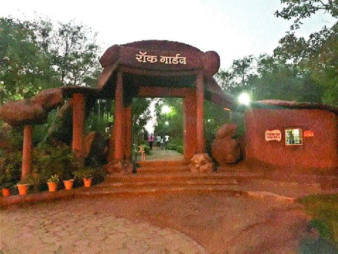 Ignored by Municipal Corporation, cleanliness symbol, drought of Gadgebaba gardens | स्वच्छतेचे प्रतीक महापालिकेकडून दुर्लक्षित, गाडगेबाबा उद्यानाची दुरवस्था Ignored by Municipal Corporation, cleanliness symbol, drought of Gadgebaba gardens | स्वच्छतेचे प्रतीक महापालिकेकडून दुर्लक्षित, गाडगेबाबा उद्यानाची दुरवस्था
