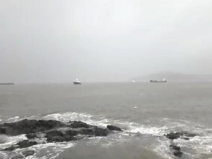 Cyclone Nisarga: Rescue operations begin for 13 sailors on stray barges | Cyclone Nisarga: भरकटलेल्या बार्जवरील १३ खलाशांसाठी बचावकार्य सुरू Cyclone Nisarga: Rescue operations begin for 13 sailors on stray barges | Cyclone Nisarga: भरकटलेल्या बार्जवरील १३ खलाशांसाठी बचावकार्य सुरू