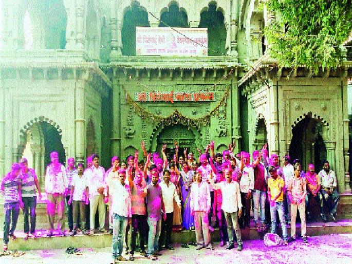 9 votes against Sarpanch Jayshree Bhagwat granted disbelief on Sarpanches of Kurakumba | कुरकुंभच्या सरपंचांवर अविश्वास मंजूर, सरपंच जयश्री भागवत यांच्याविरोधात नऊ मते  9 votes against Sarpanch Jayshree Bhagwat granted disbelief on Sarpanches of Kurakumba | कुरकुंभच्या सरपंचांवर अविश्वास मंजूर, सरपंच जयश्री भागवत यांच्याविरोधात नऊ मते