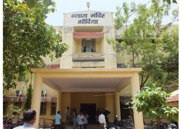 accused throws slipper at judge during hearing | 'तारीख पे तारीख'मुळे फिर्यादीचा संताप, न्यायाधीशांच्या दिशेने भिरकावली चप्पल! accused throws slipper at judge during hearing | 'तारीख पे तारीख'मुळे फिर्यादीचा संताप, न्यायाधीशांच्या दिशेने भिरकावली चप्पल!