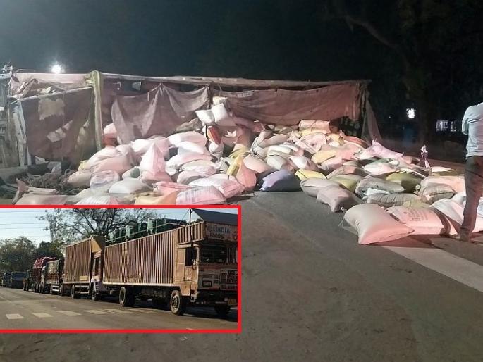 In the early morning, the rice truck overturned and the traffic was disrupted throughout the day in bhandara | पहाटे उलटला तांदळाचा ट्रक अन् दिवसभर वाहतूक विस्कळीत In the early morning, the rice truck overturned and the traffic was disrupted throughout the day in bhandara | पहाटे उलटला तांदळाचा ट्रक अन् दिवसभर वाहतूक विस्कळीत