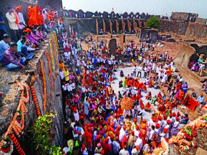 Thousands of devotees were present in the presence of 'Jadar of Padmadurga', Shivoghosh Dumdumala fort | हजारो शिवभक्तांच्या उपस्थितीत झाला ‘पद्मदुर्गचा जागर’, शिवघोषाने दुमदुमला किल्ला Thousands of devotees were present in the presence of 'Jadar of Padmadurga', Shivoghosh Dumdumala fort | हजारो शिवभक्तांच्या उपस्थितीत झाला ‘पद्मदुर्गचा जागर’, शिवघोषाने दुमदुमला किल्ला
