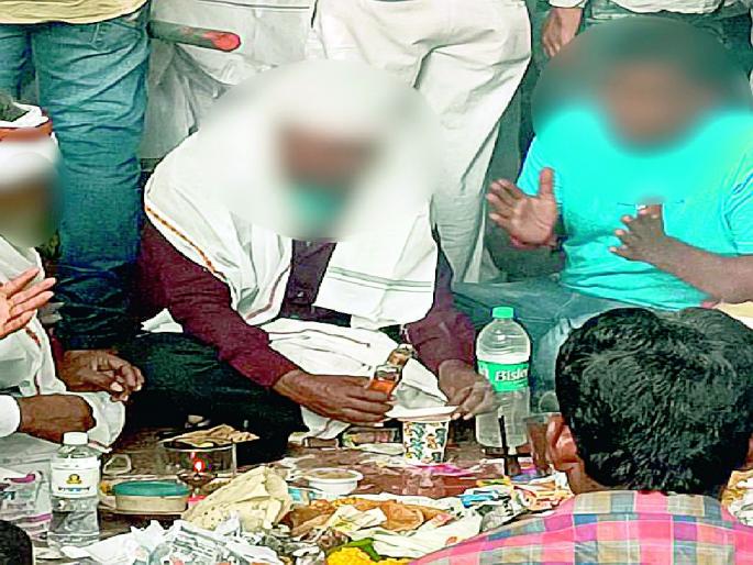 lessons on de-addiction at Irwin Hospital, Amravati, drinking by the hundreds of people on the other hand | एकीकडे व्यसनमुक्तीचे धडे, दुसरीकडे धूम्रवलये; इर्विनमधील प्रकार, शेकडोंकडून मद्यपान lessons on de-addiction at Irwin Hospital, Amravati, drinking by the hundreds of people on the other hand | एकीकडे व्यसनमुक्तीचे धडे, दुसरीकडे धूम्रवलये; इर्विनमधील प्रकार, शेकडोंकडून मद्यपान