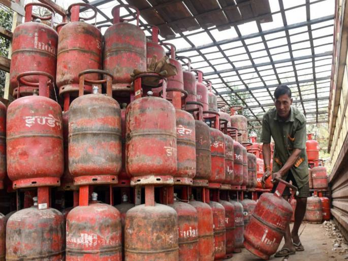 LPG Gas Crisis Booking will be done online and domestic cylinders will be delivered only through home delivery. | LPG Gas Crisis : बुकींग ऑनलाईनच अन् घरगुती सिलिंडर केवळ घरपोच दिले जाणार LPG Gas Crisis Booking will be done online and domestic cylinders will be delivered only through home delivery. | LPG Gas Crisis : बुकींग ऑनलाईनच अन् घरगुती सिलिंडर केवळ घरपोच दिले जाणार