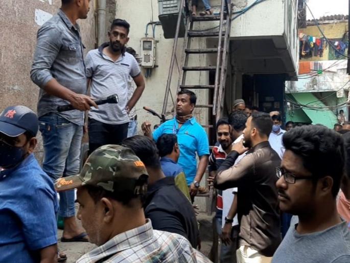 A septic tank of a public toilet in Bhiwandi exploded, killing one and injuring two | भिवंडीत सार्वजनिक शौचालयाच्या सेप्टीक टॅंकचा स्फोट, दुर्घटनेत एक ठार दोन जखमी A septic tank of a public toilet in Bhiwandi exploded, killing one and injuring two | भिवंडीत सार्वजनिक शौचालयाच्या सेप्टीक टॅंकचा स्फोट, दुर्घटनेत एक ठार दोन जखमी