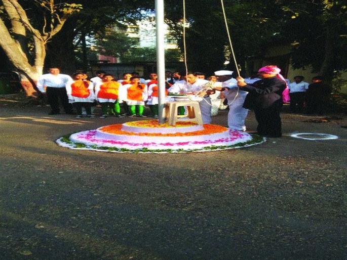  Traffic contempt of revenue? National flag placed on table, former MLA, ZP President's Complaint | महसूलकडून तिरंग्याचा अवमान? राष्ट्रध्वज ठेवला टेबलावर, माजी आमदार, जि.प. अध्यक्षांची तक्रार  