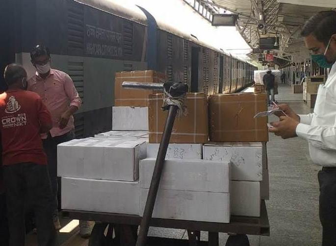 Railway administration's fight against Corona | रेल्वे प्रशासनाची कोरोना विरुद्ध लढाई