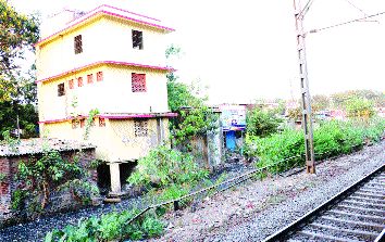 Advertising business from slums | झोपडपट्ट्यांतून जाहिरातींचा व्यवसाय Advertising business from slums | झोपडपट्ट्यांतून जाहिरातींचा व्यवसाय