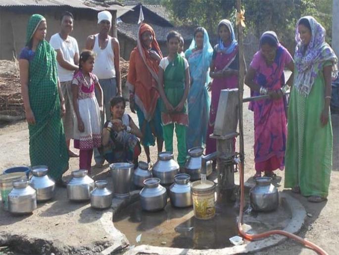 Lack of water scarcity: The situation of Lobhani village | पाणीटंचाईने होरपळताय ग्रामस्थ : लोभाणी गावाची स्थिती Lack of water scarcity: The situation of Lobhani village | पाणीटंचाईने होरपळताय ग्रामस्थ : लोभाणी गावाची स्थिती
