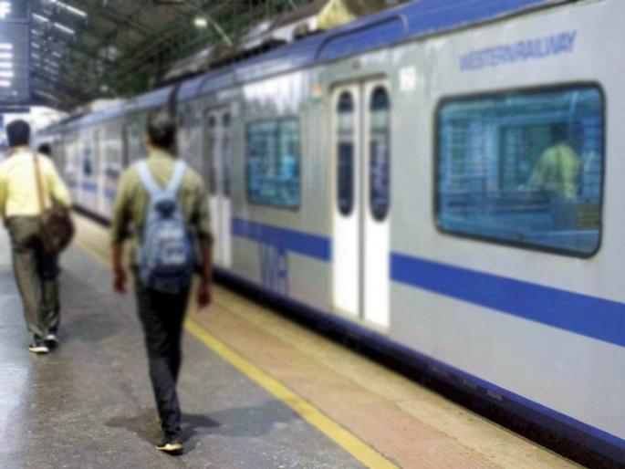 Suffering from a family feud, one pelted a stone at AC Local | कौटुंबिक कलहाने त्रस्त होऊन एकाने एसी लोकलवर भिरकावला दगड; लोकलच्या खिडकीची फुटली काच Suffering from a family feud, one pelted a stone at AC Local | कौटुंबिक कलहाने त्रस्त होऊन एकाने एसी लोकलवर भिरकावला दगड; लोकलच्या खिडकीची फुटली काच