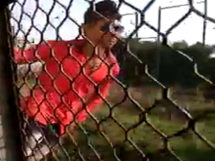 Young man dies while stunting on local Train gates | लोकलच्या दरवाजावरील स्टंटबाजी बेतली जीवावर, खांबाला आदळून तरुणाचा मृत्यू Young man dies while stunting on local Train gates | लोकलच्या दरवाजावरील स्टंटबाजी बेतली जीवावर, खांबाला आदळून तरुणाचा मृत्यू