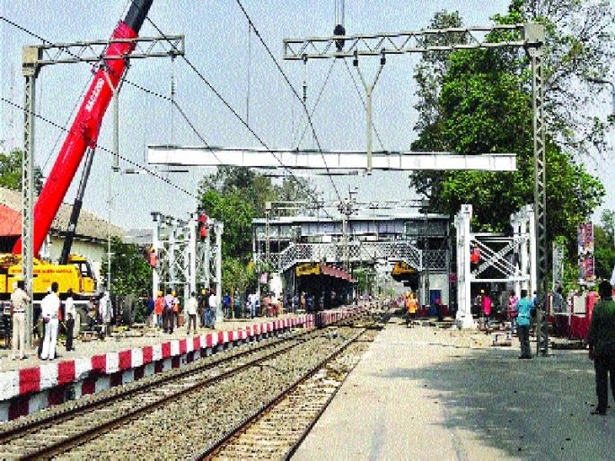 The work of laying girder in nerala is completed in one hour | नेरळमधील गर्डर टाकण्याचे काम एक तासात पूर्ण The work of laying girder in nerala is completed in one hour | नेरळमधील गर्डर टाकण्याचे काम एक तासात पूर्ण
