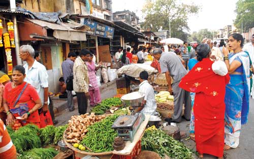 Street vendors in Badlapur, struggle among shopkeepers | बदलापूरला फेरीवाले, दुकानदारांमध्ये संघर्ष Street vendors in Badlapur, struggle among shopkeepers | बदलापूरला फेरीवाले, दुकानदारांमध्ये संघर्ष
