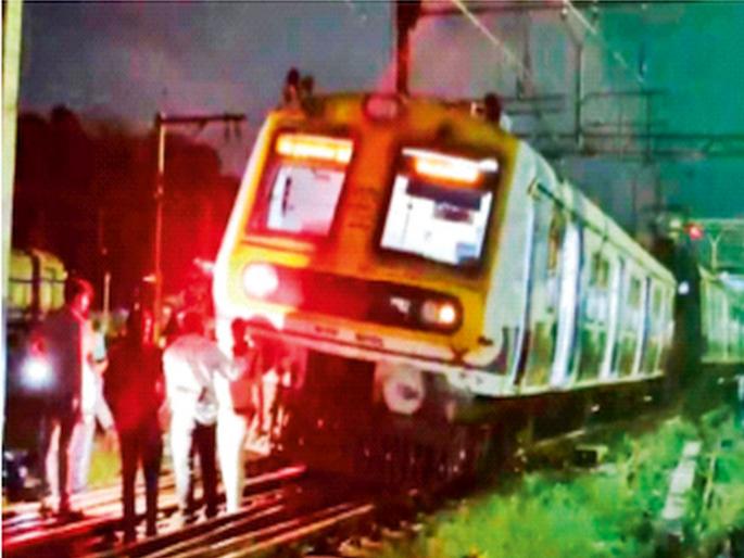 A local coach derailed at Kalyan station, a delay in the local on the slow line | कल्याण स्थानकात लोकलचा डबा घसरला, धिम्या मार्गावरील लोकलचा खोळंबा A local coach derailed at Kalyan station, a delay in the local on the slow line | कल्याण स्थानकात लोकलचा डबा घसरला, धिम्या मार्गावरील लोकलचा खोळंबा