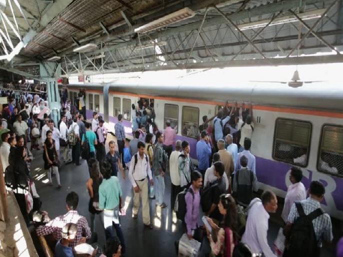 Mumbai Central Station fatality: Gudmerto breathing on the narrow bridge | मुंबई सेंट्रल स्थानक जीवघेणे : अरुंद पुलावर गुदमरतो श्वास